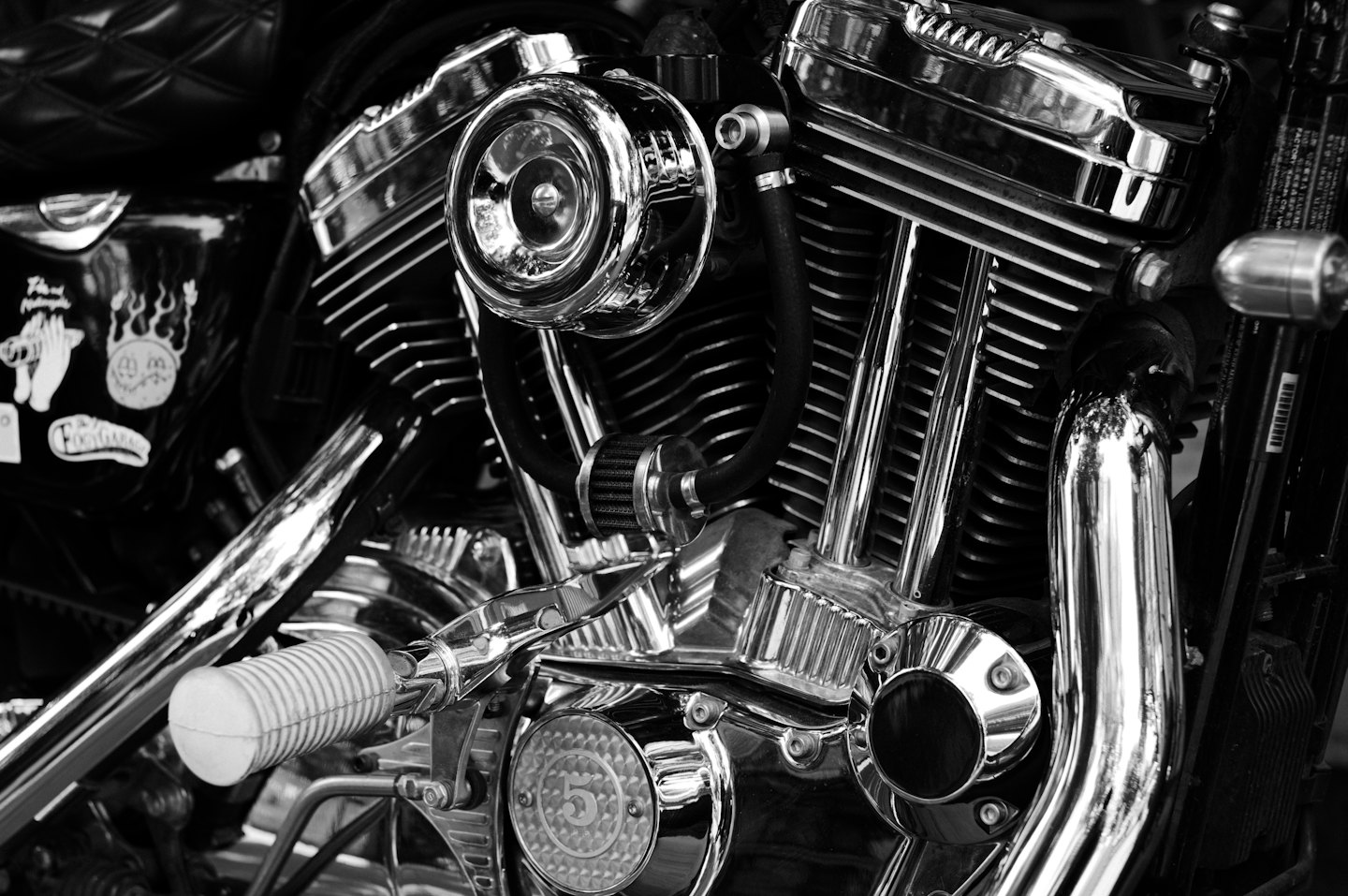 Szczegółowe elementy chromowanego i czarnego silnika motocyklowego.