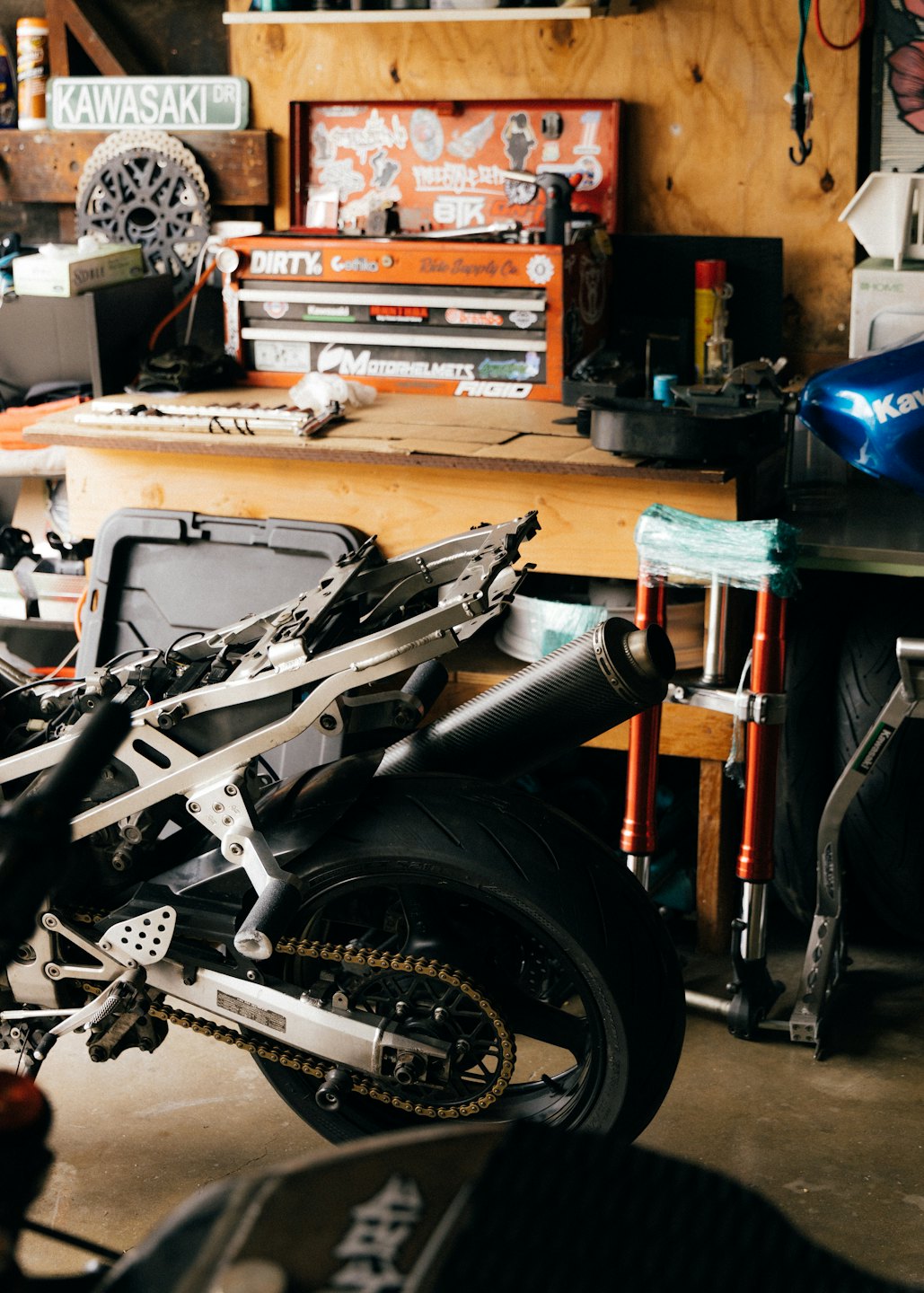 Rama motocykla i tylne koło w warsztacie garażowym.